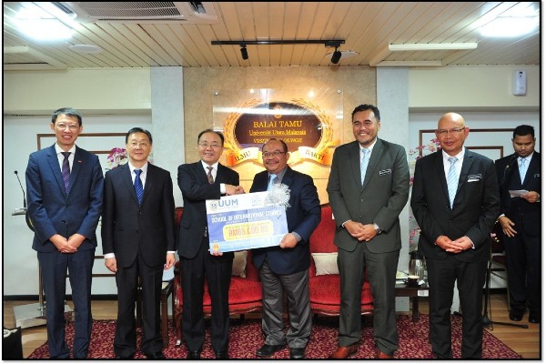 THE CHINESE AMBASSADOR CONTRIBUTED RM65,000 IN SCHOLARSHIPS FOR UUM STUDENTS